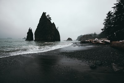 水包围的岩层